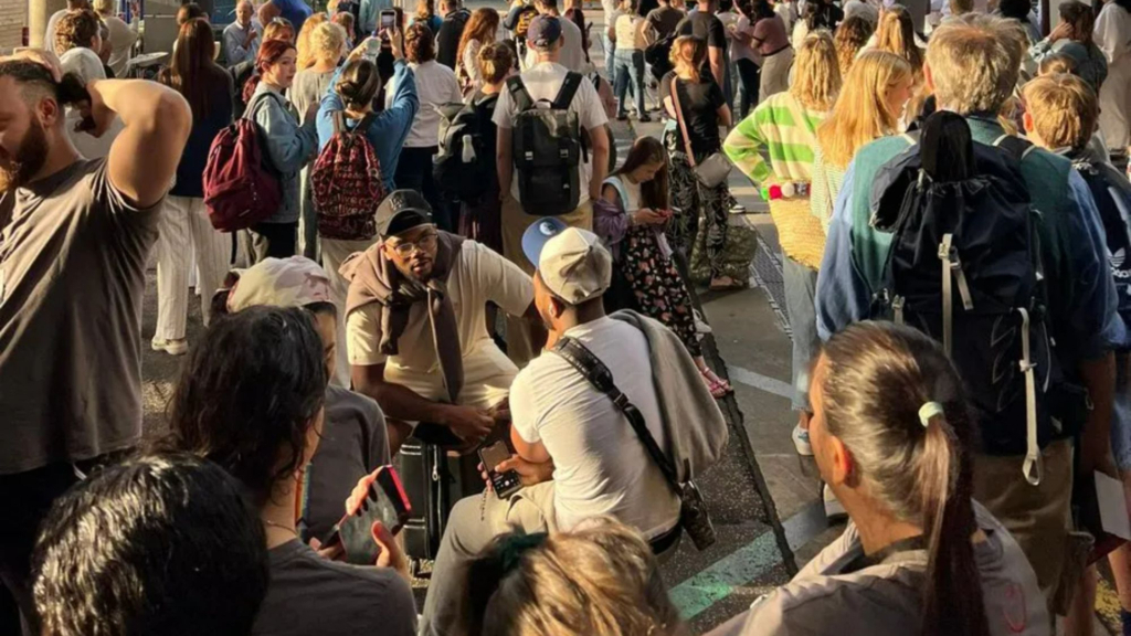Λονδίνο: Εκκενώνεται τμήμα στο αεροδρόμιο του Gatwick μετά από συναγερμό για πυρκαγιά