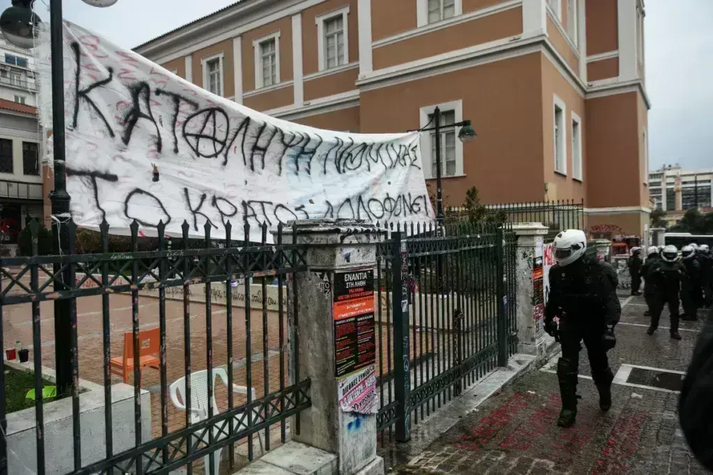Επιχείρηση της ΕΛ.ΑΣ. για την εκκένωση της Νομικής που τελεί υπό κατάληψη