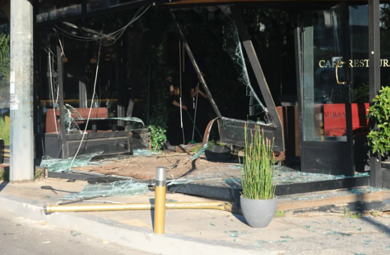 Τροχαίο στην Συγγρού: Αυτοκίνητο έπεσε… σε καφετέρια την ώρα που ήταν ανοιχτή [εικόνες- βίντεο]