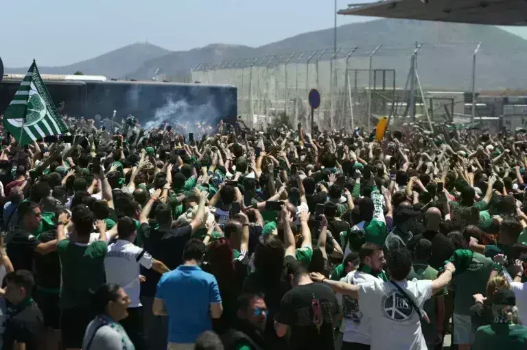 Παναθηναϊκός: Η Αθήνα υποδέχεται τους πρωταθλητές Ευρώπης - Πράσινη λαοθάλασσα στο αεροδρόμιο, με ανοιχτό λεωφορείο στο ΟΑΚΑ