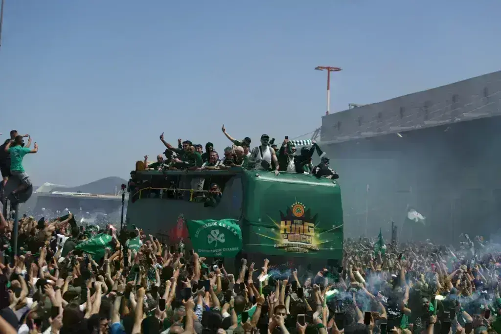 Παναθηναϊκός: Live η άφιξη των πρωταθλητών Ευρώπης στο σπίτι τους - Σε εξέλιξη η παρέλαση με το ανοιχτό λεωφορείο, ντελίριο από χιλιάδες οπαδούς [βίντεο]