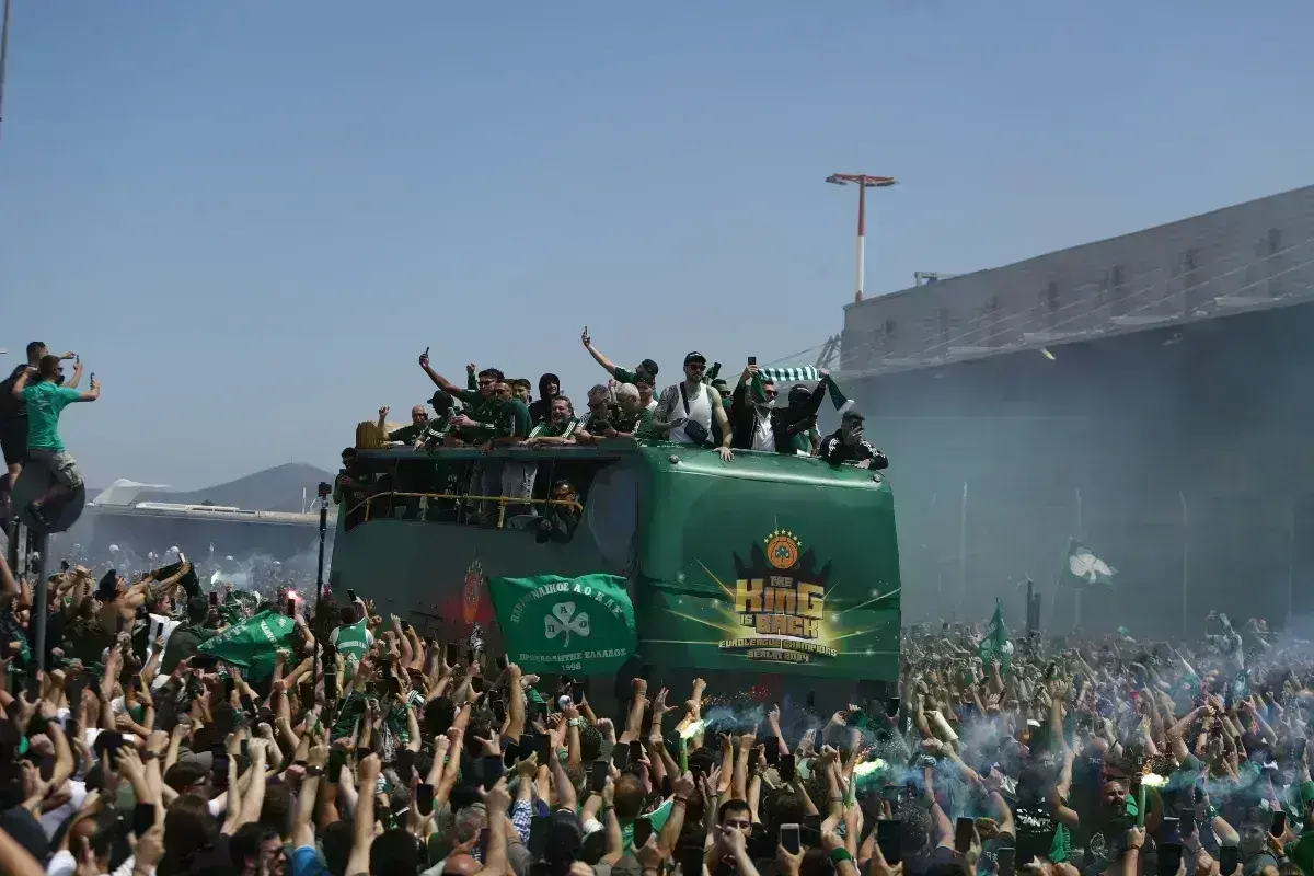 Παναθηναϊκός: Live η άφιξη των πρωταθλητών Ευρώπης στο σπίτι τους - Σε εξέλιξη η παρέλαση με το ανοιχτό λεωφορείο, ντελίριο από χιλιάδες οπαδούς [βίντεο]