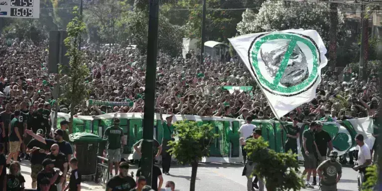Παναθηναϊκός: Πλήθος κόσμου στο συλλαλητήριο των οργανωμένων του «τριφυλλιού» εναντίον του Γιάννη Αλαφούζου