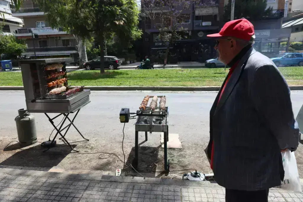 Πάσχα: Σούβλισαν σε ταράτσες, αυλές & πεζοδρόμια