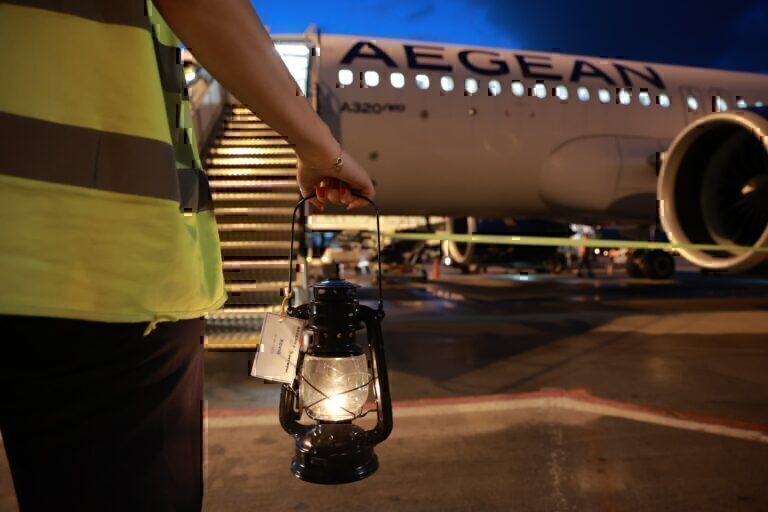 Η AEGEAN και η Olympic Air μετέφεραν το Άγιο Φως στην ελληνική επικράτεια