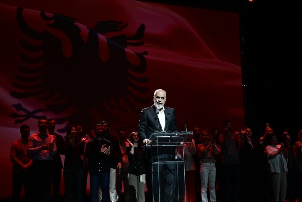 Τεντώνει το σχοινί ο Ράμα με τη δίκη παρωδία για Μπελέρη