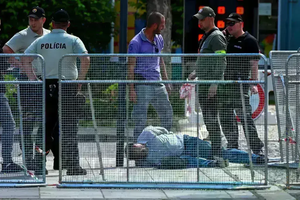 Σλοβακία: Πυροβόλησαν και τραυμάτισαν τον Πρωθυπουργό Ρόμπερτ Φίτσο – Η στιγμή που συλλαμβάνουν τον δράστη