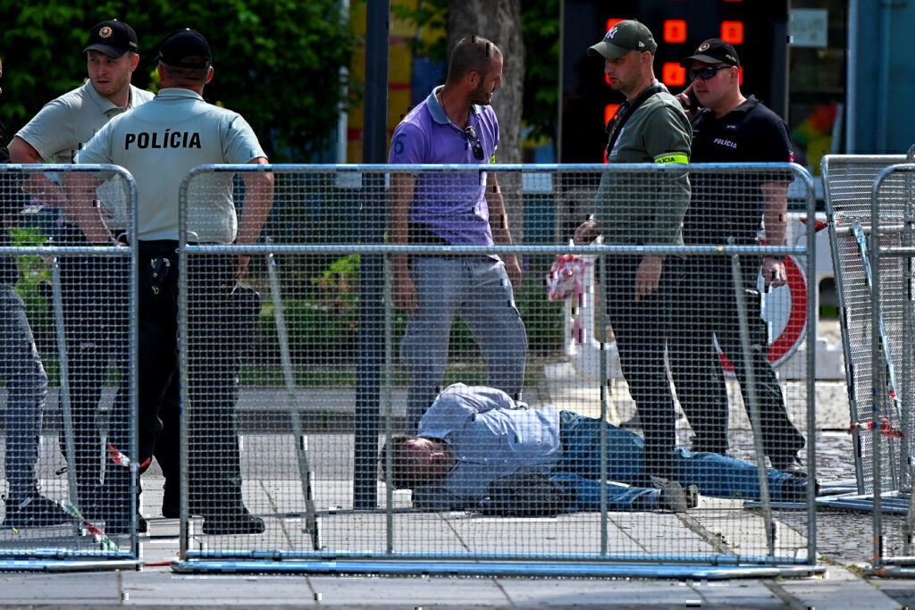 Σλοβακία: Πυροβόλησαν και τραυμάτισαν τον Πρωθυπουργό Ρόμπερτ Φίτσο – Η στιγμή που συλλαμβάνουν τον δράστη
