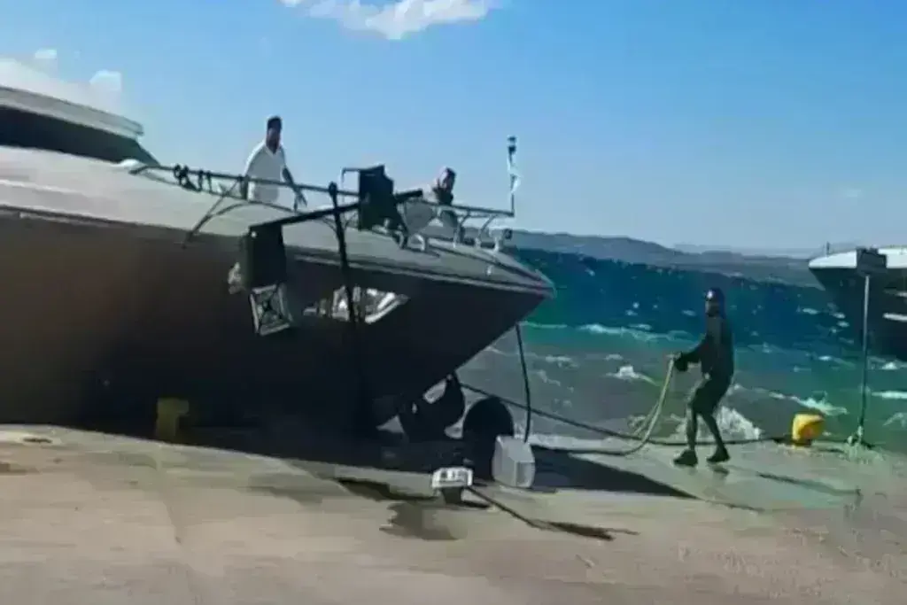Σπέτσες: Θαλαμηγός χτύπησε στην προβλήτα λόγω των ισχυρών ανέμων [βίντεο]