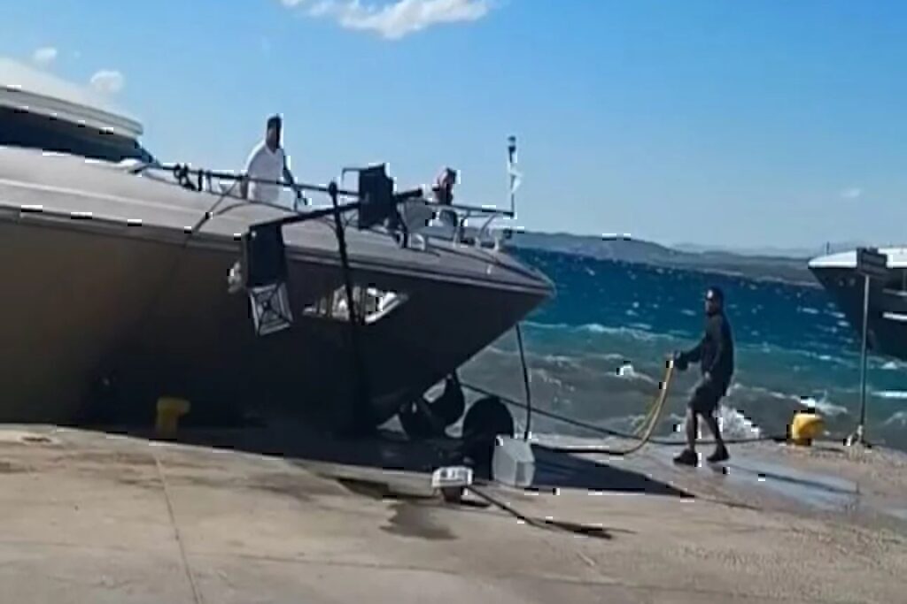 Σπέτσες: Θαλαμηγός χτύπησε στην προβλήτα λόγω των ισχυρών ανέμων [βίντεο]