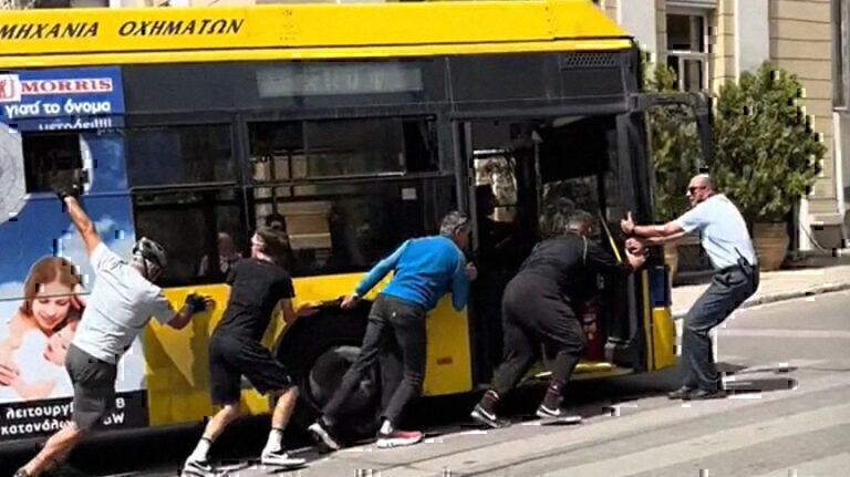 Ποδηλατικός γύρος: Τρόλεϊ «έμεινε» πάνω στη Συγγρού – Το έσπρωξαν για να συνεχιστεί ο αγώνας