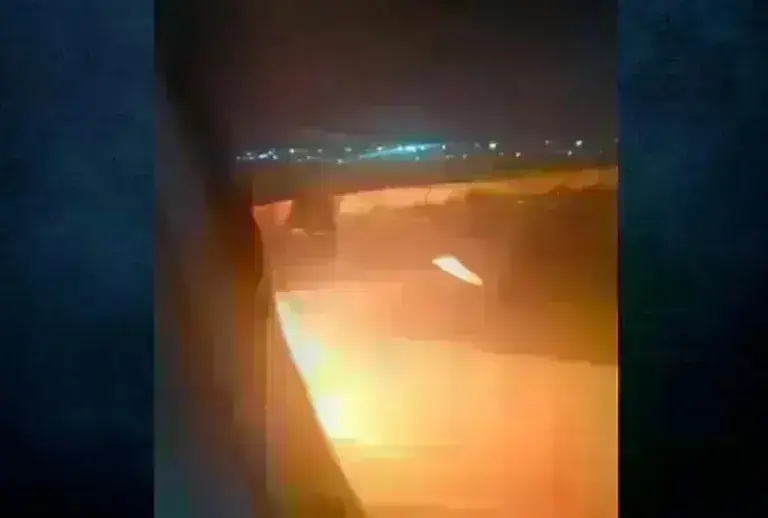 Κινητήρας αεροπλάνου έπιασε φωτιά εν πτήση στην Ινδία [vid]