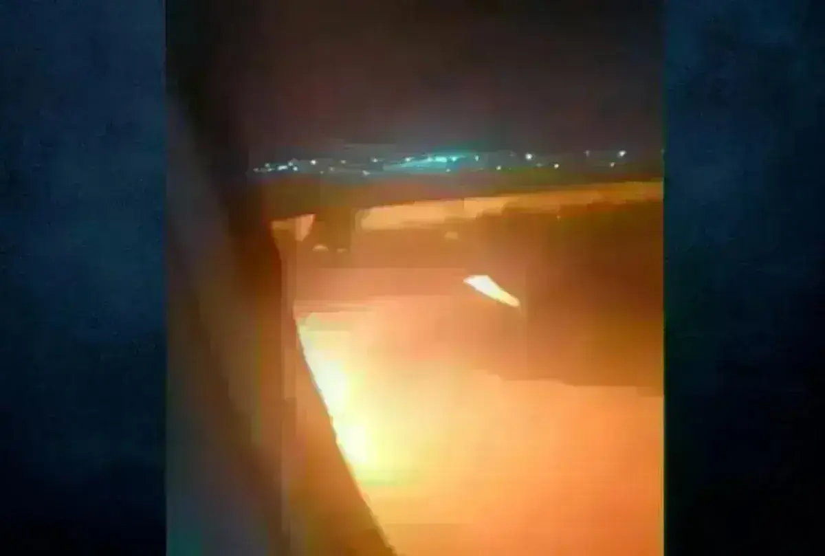 Κινητήρας αεροπλάνου έπιασε φωτιά εν πτήση στην Ινδία [vid]