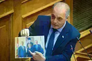 Νέο «σόου» από τον Βελόπουλο στη Βουλή - Έσκισε τη Συμφωνία των Πρεσπών