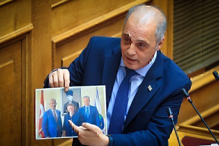 Νέο «σόου» από τον Βελόπουλο στη Βουλή – Έσκισε τη Συμφωνία των Πρεσπών