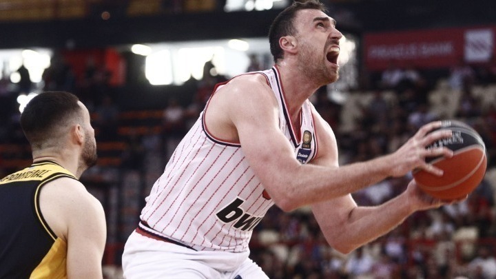 Ολυμπιακός-ΑΕΚ 92-75: Με κορυφαίους τους Μιλουτίνοφ και Πίτερς το 1-0