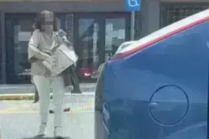 ΔΟΥ Χαλκίδας: Φωτογραφίες ντοκουμέντο με την 56χρονη διεκπεραιώτρια - Η στιγμή που βγαίνει από το κτήριο κρατώντας φάκελο αξίας 5.000 ευρώ