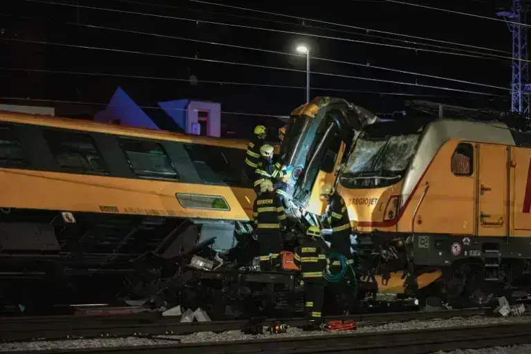 Τσεχία: Τουλάχιστον 4 νεκροί και «δεκάδες τραυματίες» σε σύγκρουση τρένων