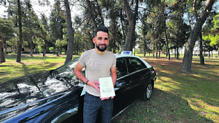 Γιάννης Κουμαλάτσιος: Ο ταξιτζής που έγραψε στίχους περιμένοντας στην πιάτσα μιλά στον ΕΤ