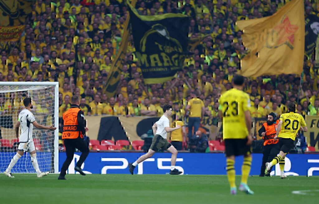 Τελικός Champions League: Εισβολή οπαδών στον αγωνιστικό χώρο του Γουέμπλεϊ