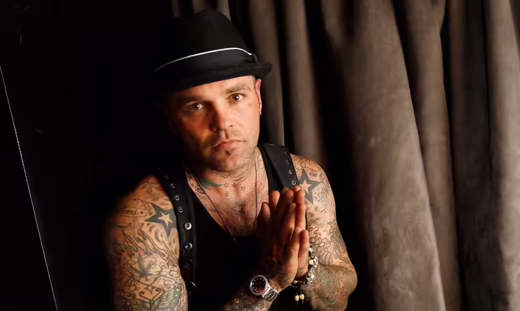 Shifty Shellshock: Νεκρός από υπερβολική δόση ναρκωτικών ο frontman του ραπ-ροκ συγκροτήματος Crazy 