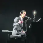 Νικ Κέιβ: Ο «σκοτεινός πρίγκιπας» έλαμψε στη Στέγη του Ιδρύματος Ωνάση