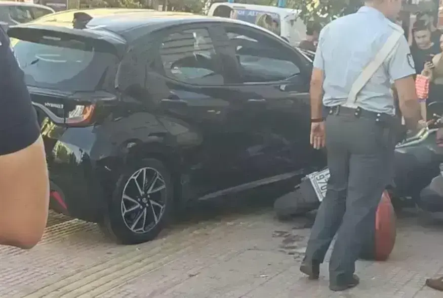 Σοβαρό τροχαίο στην Κηφισίας: Αμάξι παρέσυρε πεζούς δίπλα σε στάση λεωφορείου