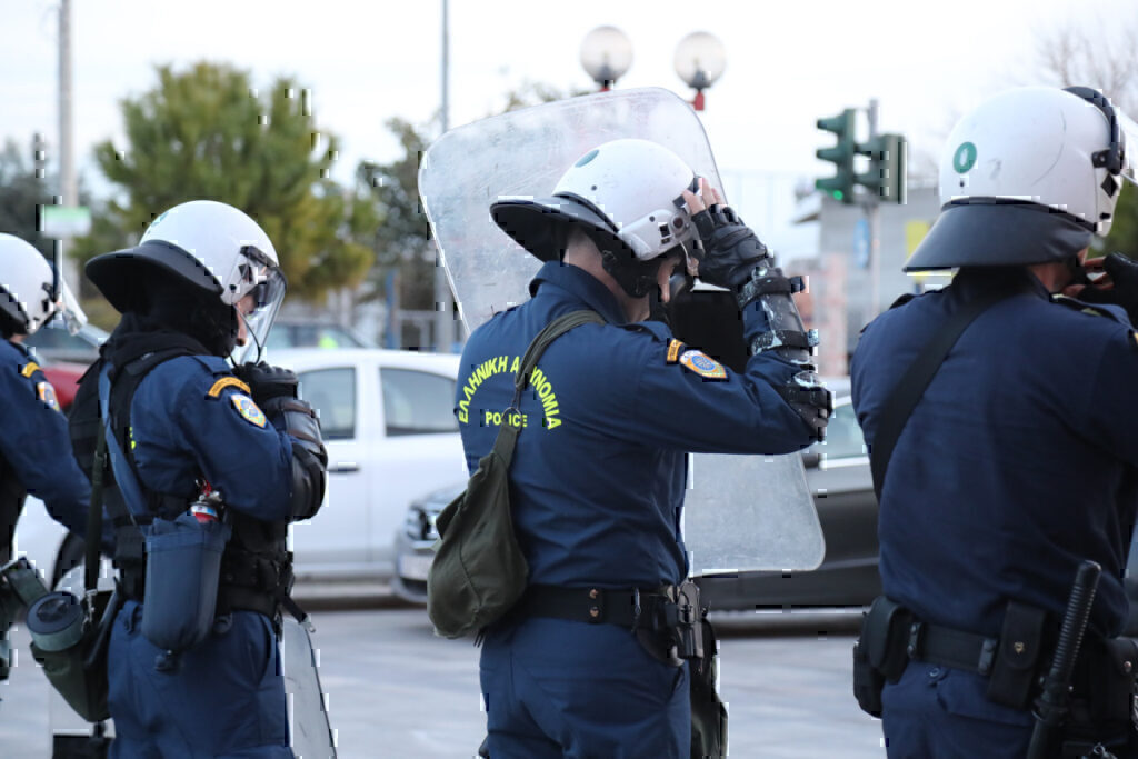 Επεισόδια και τραυματίες στο ΟΑΚΑ – Μάχες μάχες οπαδών με ΜΑΤ