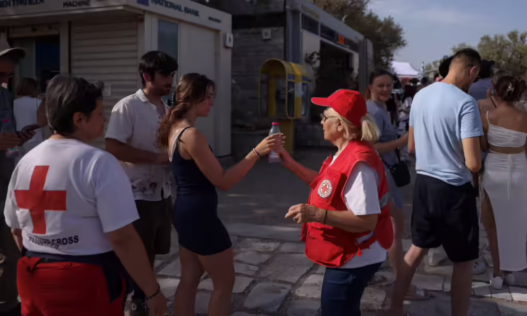 Guardian: Οι τουρίστες στην Ελλάδα δεν είναι ενημερωμένοι για τον καύσωνα