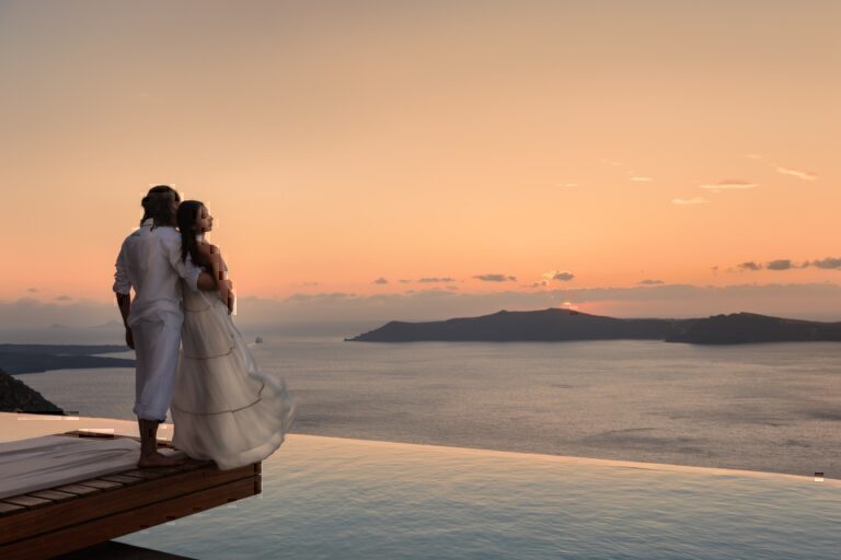 West East Suites: Το 5 αστέρων ξενοδοχείο στην Σαντορίνη με τη συγκλονιστική θέα