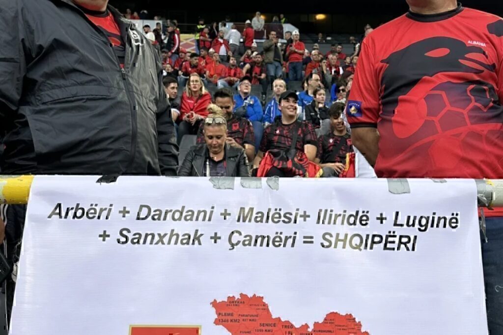 Euro 2024: Εμετική πρόκληση από τους Αλβανούς στον αγώνα με την Ιταλία – Οπαδός σήκωσε χάρτη που περ