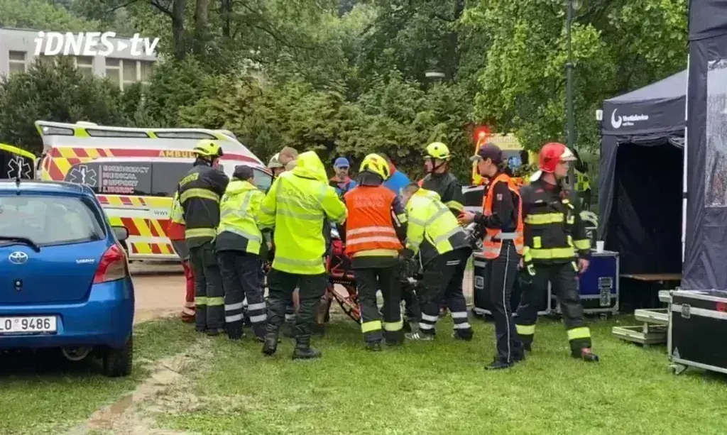 Τσεχία: 18 τραυματίες από χτύπημα κεραυνού σε πάρκο