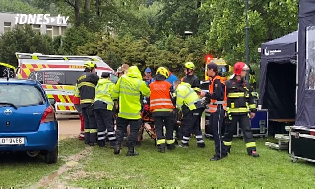 Τσεχία: 18 τραυματίες από χτύπημα κεραυνού σε πάρκο