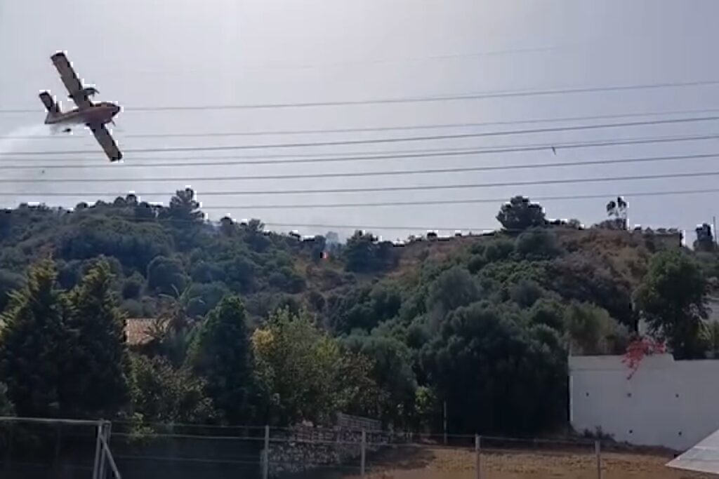 Φωτιά στη Ναυπακτία: Παραλίγο τραγωδία στον αέρα – Καναντέρ προσέκρουσε σε πεύκο [βίντεο]