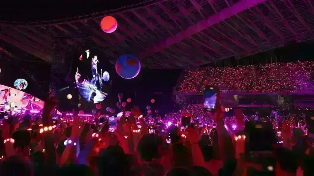 Coldplay: Λογικά ήταν από… χρυσό – Πόσο κόστισε ένα εισιτήριο για την συναυλία τους στην