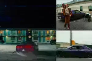 Έμμα Στόουν: Το αυτοκίνητο που... ντριφτάρει στη νέα ταινία του Λάνθιμου - Μαγεύει με τις φιγούρες της η ηθοποιός [βίντεο]