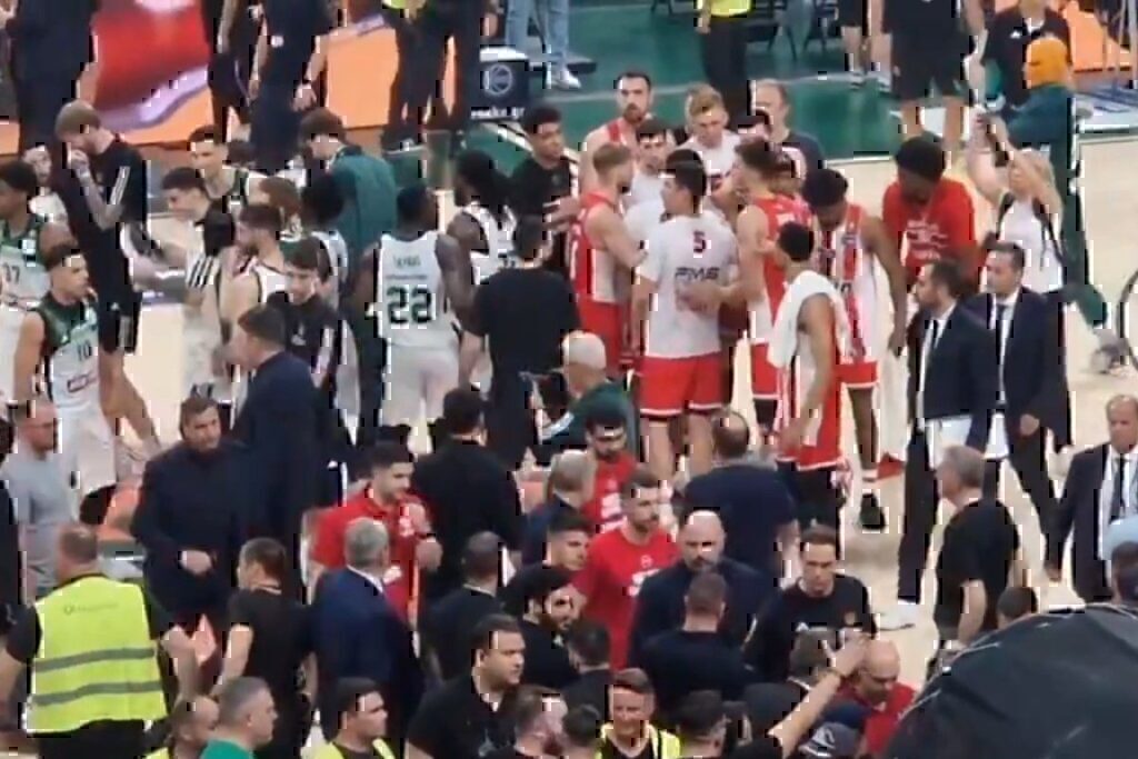 Παναθηναϊκός-Ολυμπιακός: Χοντρό επεισόδιο μετά τη λήξη του αγώνα – Ο Λεσόρ κλώτσησε Λαρεντζάκη