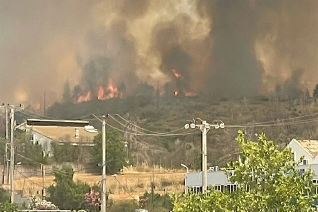 Φωτιά στο Κρυονέρι: Κοντά σε κατοικημένη περιοχή οι φλόγες – Επιχειρούν εναέρια μέσα, πού έχει διακοπεί η κυκλοφορία [βίντεο]