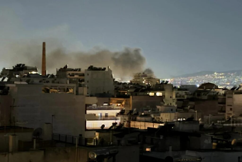 Κάτω Πατήσια: Φωτιά σε τριώροφη πολυκατοικία – Απεγκλωβίστηκαν δύο ηλικιωμένες