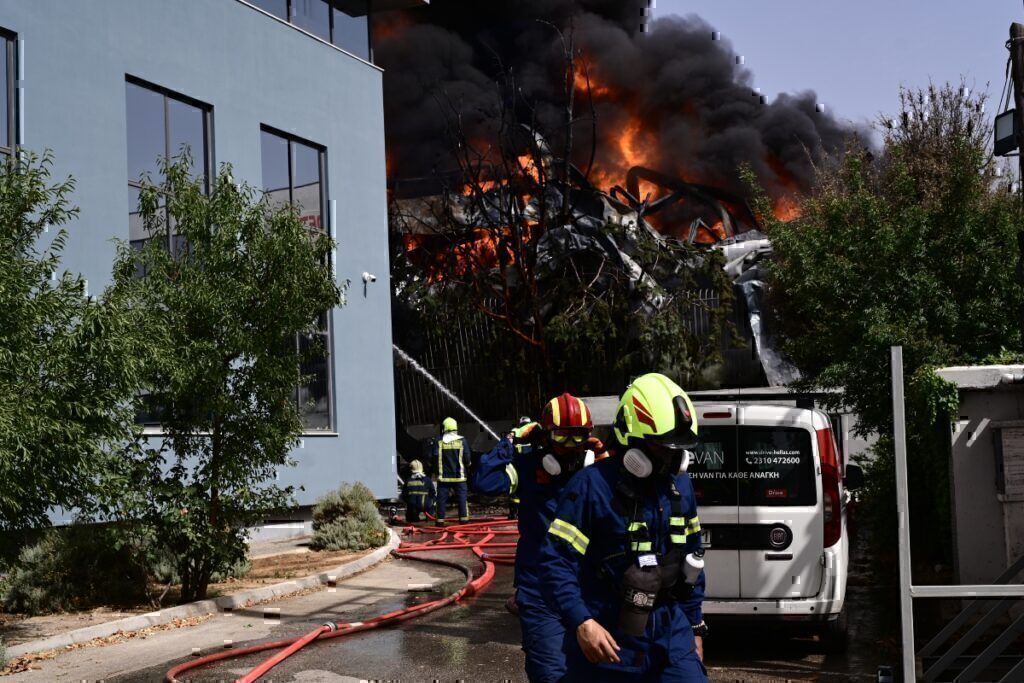 Κηφισιά: Πανικός από ισχυρή έκρηξη και φωτιά σε εργοστάσιο – Ανήκει στον σύζυγο της Μίνας Γκάγ