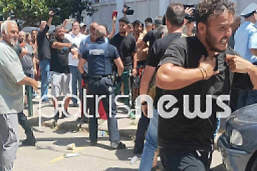 Ηλεία: Λίντσαραν τον φονιά της 11χρονης στα δικαστήρια – Με φωτογραφίες της Βασιλικής στα χέρια οι σ