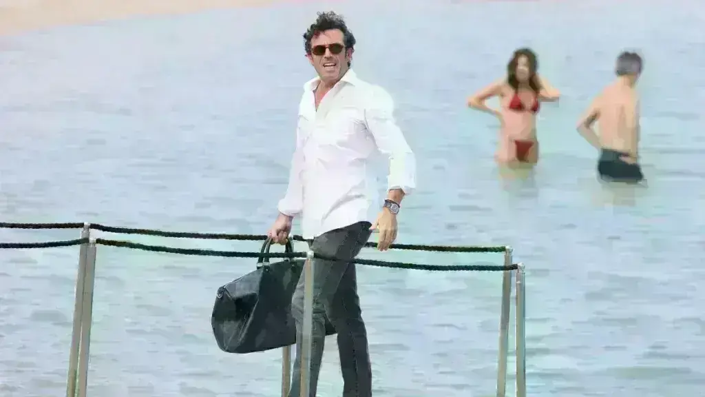 Ηλίας Κρασσάς: Στη Μύκονο ο σύζυγος της Βίκυς Καγιά – Η κίνησή του όταν είδε τον φωτογράφο