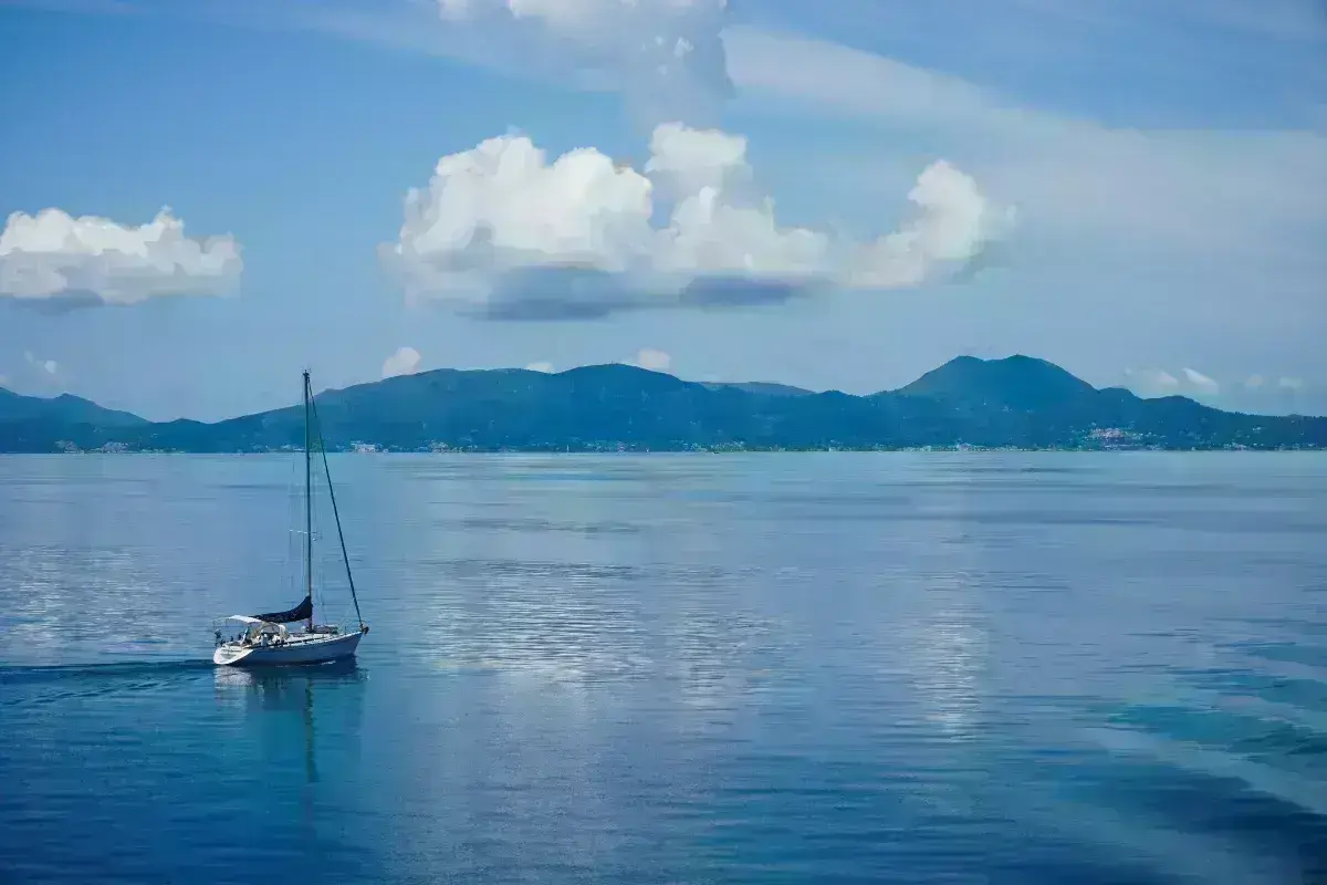 Καιρός: Ωμή παραδοχή από μετεωρολόγο – «Ψεκάζουμε τον ουρανό με δύο τύπους φυσιγγίων» [βίντεο]