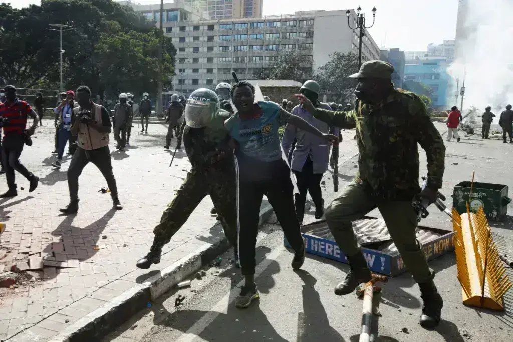 Χάος στην Κένυα: Χωρίς τέλος οι σφοδρές συγκρούσεις – Αναφορές για δεκάδες νεκρούς, τραυματίστ