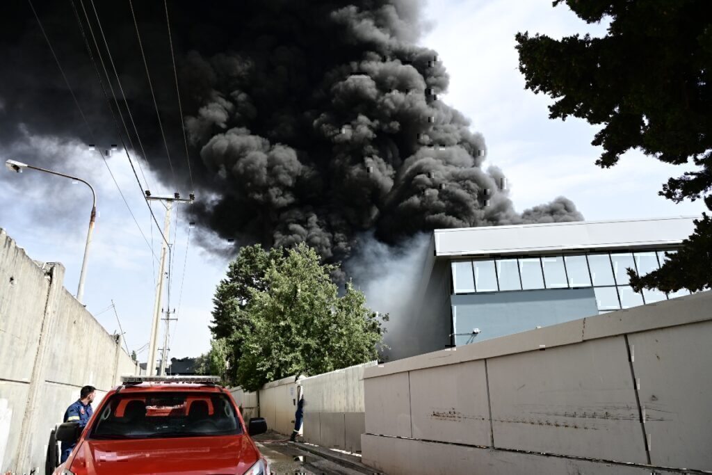 Φωτιά στην Κηφισιά: Πού έχει διακοπεί η κυκλοφορία