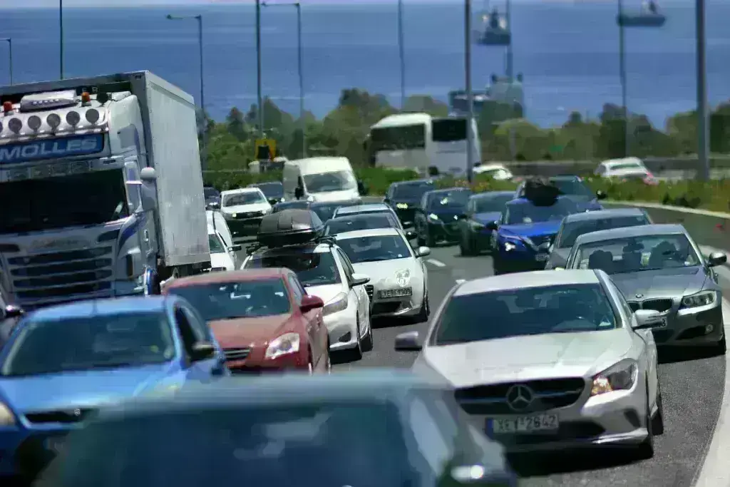 Κίνηση: Χαμός στους δρόμους λόγω της ανατροπής του φορτηγού- Πανικός στον Κηφισό