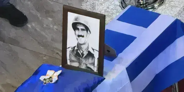 Ράγισαν και οι πέτρες στην κηδεία του Κωνσταντίνου Τσιτιρίδη – Στη γενέτειρά του ο επί 50 χρόνια αγνοούμενος στρατιώτης της ΕΛΔΥΚ