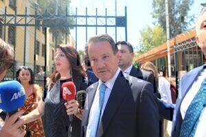 Απόστολος Λύτρας: Περιπολικό της ΕΛ.ΑΣ. προστατεύει την κακοποιημένη σύζυγό του – Τα δύο όπλα του ποινικολόγου και η αποκάλυψη για το κινητό