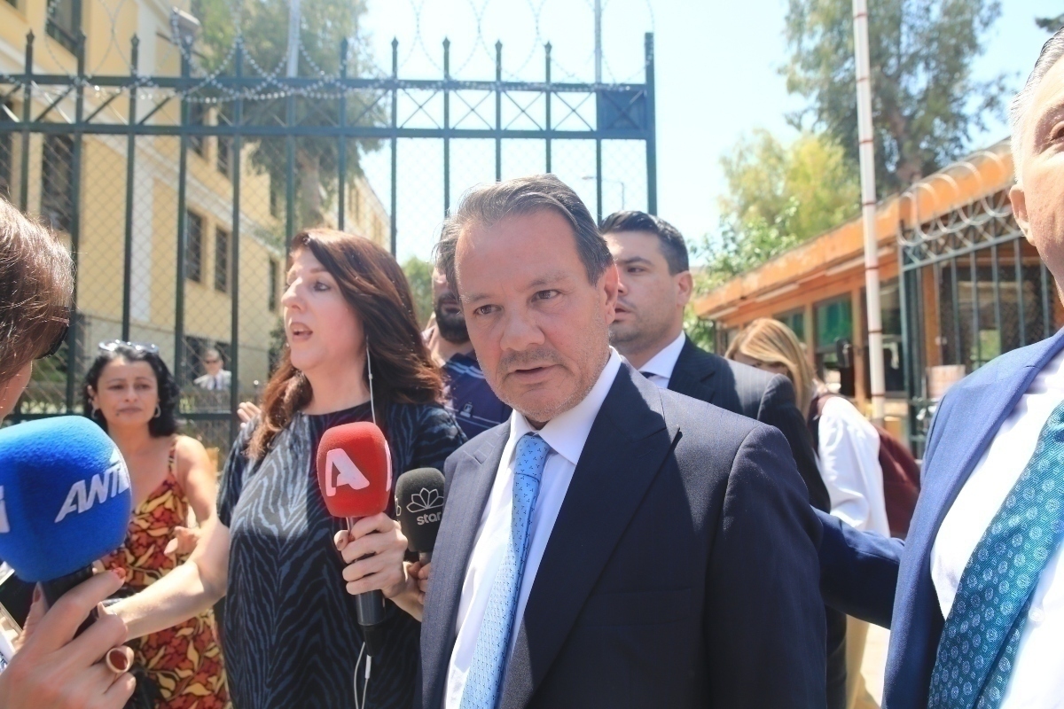 Απόστολος Λύτρας: Περιπολικό της ΕΛ.ΑΣ. προστατεύει την κακοποιημένη σύζυγό του – Τα δύο όπλα του ποινικολόγου και η αποκάλυψη για το κινητό