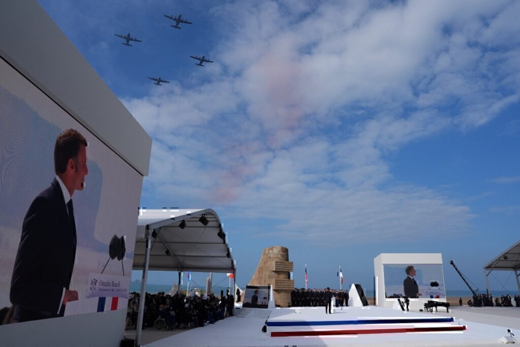 D-Day: Οι εορτασμοί για την 80η επέτειο από την απόβαση στη Νορμανδία – 24 ηγέτες φωνάζουν «παρών», συγκινητικές εικόνες στην εκδήλωση